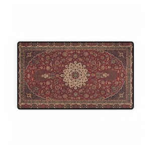 Puede incluir: Alfombra rectangular con un diseño persa tradicional. La alfombra presenta un fondo rojo intenso con intrincados patrones florales y geométricos en tonos beige, marrón y verde. Un medallón central y un borde ornamentado completan el diseño.