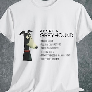 Puede incluir: Camiseta blanca con un dibujo de un galgo negro y blanco con un collar rojo. El texto "ADOPTA UN GALGO" está impreso encima de una lista de características del galgo.