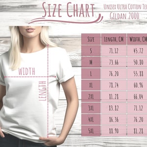 Pu&ograve; includere: Tabella delle taglie per una t-shirt unisex in cotone ultra Gildan 2000. La tabella mostra la lunghezza e la larghezza in centimetri per le taglie dalla S alla 5XL.