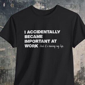 &quot;Lustiges Arbeitsplatz T-Shirt, &quot;&quot;Accidentally wichtig&quot;&quot; Shirt, Geschenk für Workaholics, Büro Humor Shirt, Spaß Geburtstag, Arbeit Stress T-Shirt.&quot;