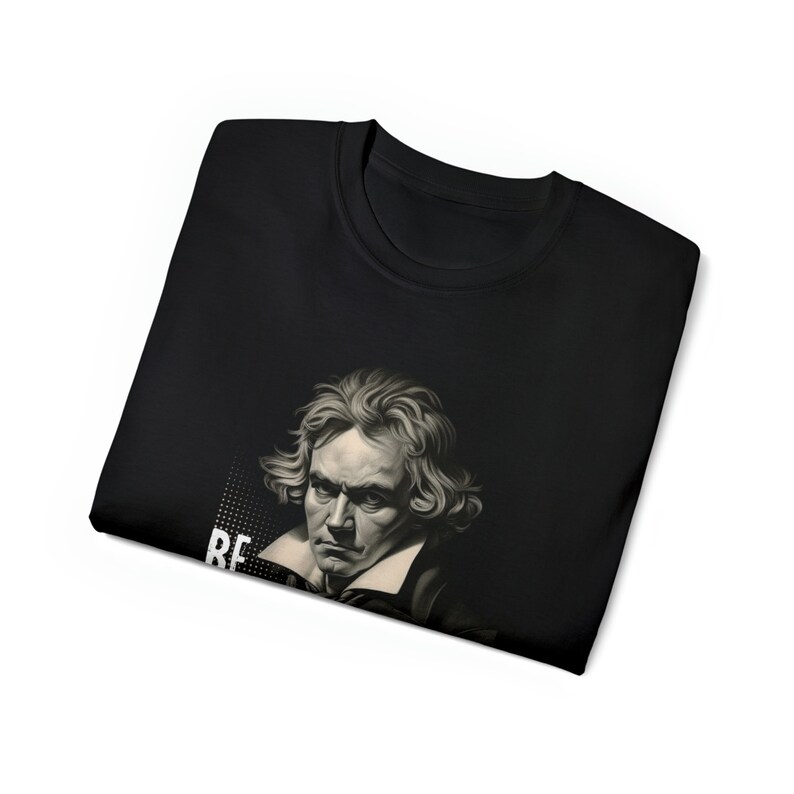 Pu&ograve; includere: Maglietta nera con una grafica bianca di un ritratto di Ludwig van Beethoven e il testo "Be" in bianco.