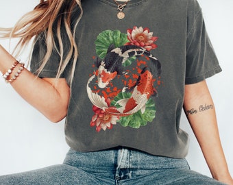 Camiseta con estampado de pez koi: Camiseta japonesa con colores reconfortantes y diseño de nenúfar