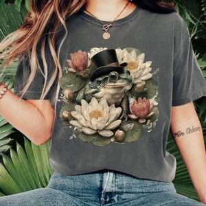 Shirt met waterlelie bohokikker, waterlelie-T-shirt, shirt met comfortkleuren, T-shirt hoge hoed kikker en waterlelie, shirt met grillige bloemen, cadeau voor vrouwen,