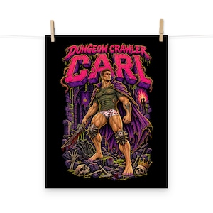 Puede incluir: Un póster con el texto Dungeon Crawler Carl en letras rosas. Una figura musculosa está en una mazmorra, viste una camiseta verde, ropa interior con corazones y una capa morada, sosteniendo una espada entre calaveras y ruinas sobre fondo negro.