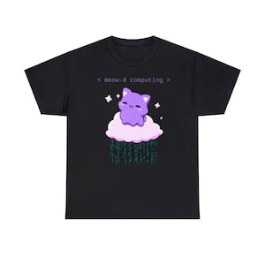 Peut inclure: T-shirt noir avec un chat violet assis sur un nuage rose avec du code vert qui pleut. Le texte '< meow-d computing >' est imprimé sur le t-shirt.