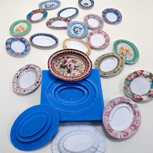 Pu&ograve; includere: Uno stampo in silicone blu per realizzare piatti ovali. Lo stampo ha tre diverse dimensioni di cavit&agrave; ovali. Ci sono molti piccoli piatti ovali con motivi floreali intorno allo stampo.