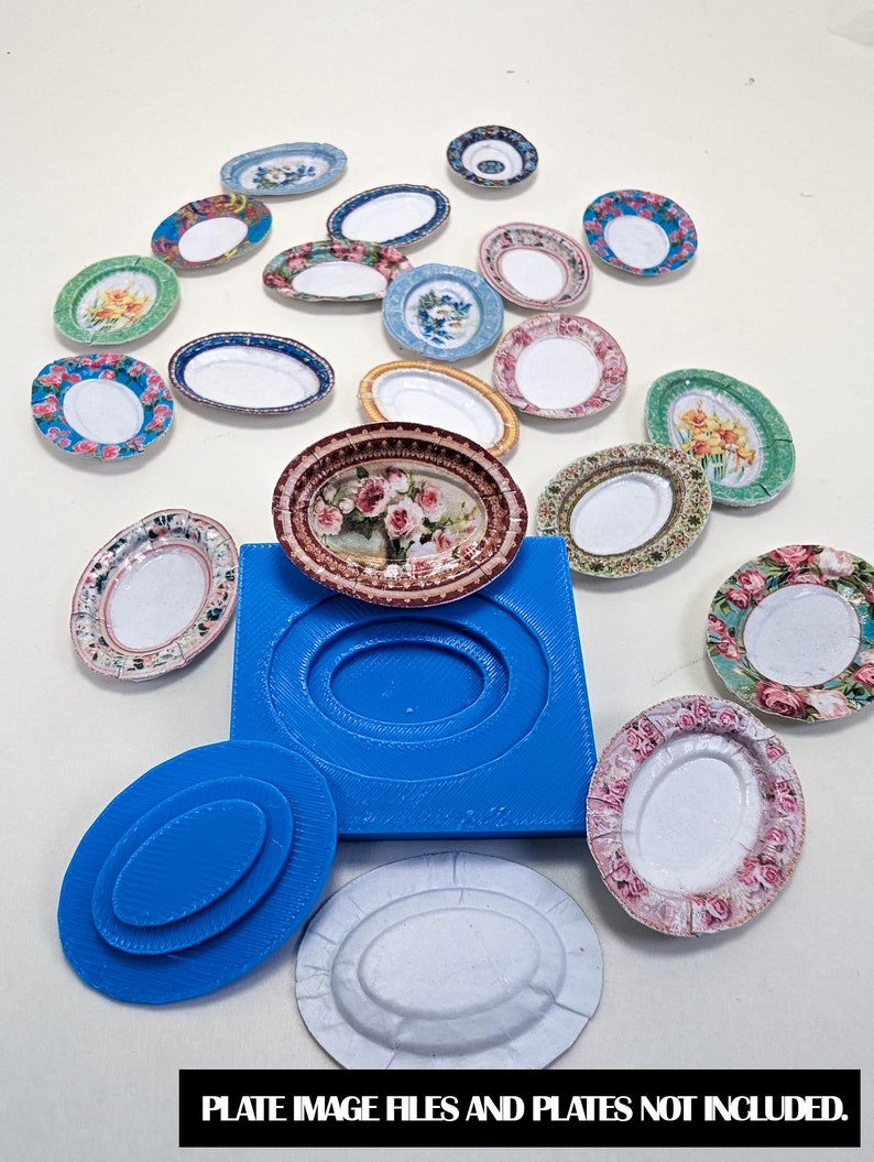 Pu&ograve; includere: Uno stampo in silicone blu per realizzare piatti ovali. Lo stampo ha tre diverse dimensioni di cavit&agrave; ovali. Ci sono molti piccoli piatti ovali con motivi floreali intorno allo stampo.