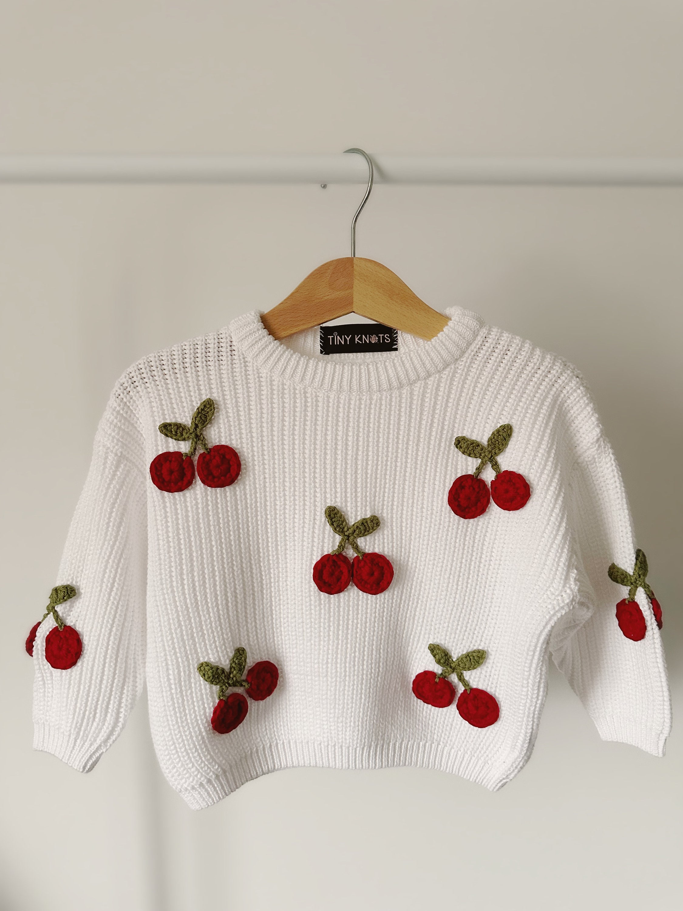 さらに100円引き◆KIRSH◆DOODLE CHERRY STADIUM CROP JUMPER さらに100円引き◇KIRSH◇DOODLE CHERRY STADIUM CROP JUMPER