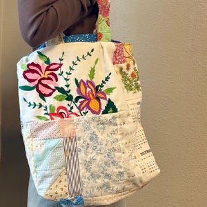 Einzigartige Patchwork Geldbörse, hergestellt aus Upcycled Leinen & Vintage Stickerei, Floral Cottagecore Tote
