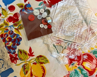 Slow Stitch Kit, auf dem Bauernhof, Vintage Tischdecke Teile, Vintage Zackenlitze, Knöpfe, Zahnseide, für Junk Journals, Collage, Stickerei, Quilts