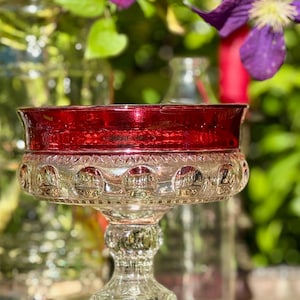 Piatto vintage in vetro rosso rubino per offerte.