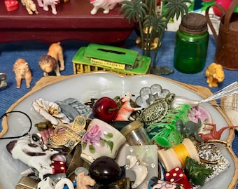Zestaw starannie dobranych ciekawostek vintage | Tajemnicze pudełko z osobliwościami | Drobiazgi, miniatury i drobne skarby