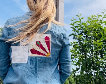 Camisa Chambray con botones y parche de colcha Sunburst – Camisa reciclada artesanal – Talla pequeña/mediana