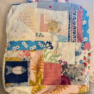 アップサイクルリネンとヴィンテージ刺繍で作られた、ユニークなパッチワークハンドバッグ、花柄コテージコアトート