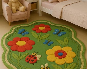 Puede incluir: Una alfombra verde con forma de flor y borde festoneado. La alfombra presenta grandes flores rojas y amarillas, mariposas azules, una mariquita y una abeja. La alfombra está en un dormitorio infantil, con un sillón rosa y un oso de peluche.