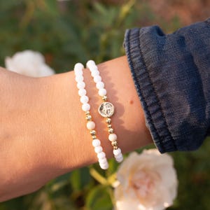 Pulsera de rosario delicada en blanco y crema - Pulsera de rosario completa - Cuentas chapadas en oro - Cuenta central con medalla rellena de oro