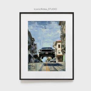 Op de afbeelding: Een groene vintage muscle car vliegt door de lucht boven een straat in de stad. De auto is een klassieke Ford Mustang met een zwart interieur en een zwart kenteken. De auto vliegt over een straat met gebouwen aan beide kanten. De gebouwen zijn van baksteen en hebben ramen. De straat is geplaveid en er staan auto's geparkeerd aan de kant van de straat.