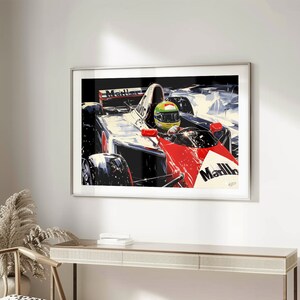 Op de afbeelding: Een schilderij van een rode en witte Formule 1-raceauto met een bestuurder die een groen-gele helm draagt. De auto is aan de zijkant met "Marlboro" gelabeld.