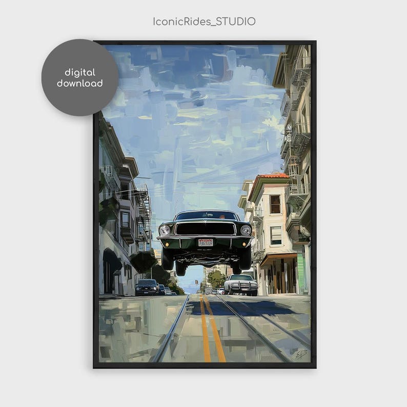 Op de afbeelding: Een digitale illustratie van een groene Ford Mustang die door de lucht vliegt boven een straat in de stad. De auto is naar de kijker gericht en heeft een zwart kenteken met de tekst "74K103". De straat is omzoomd met gebouwen en er rijden andere auto's op de weg.