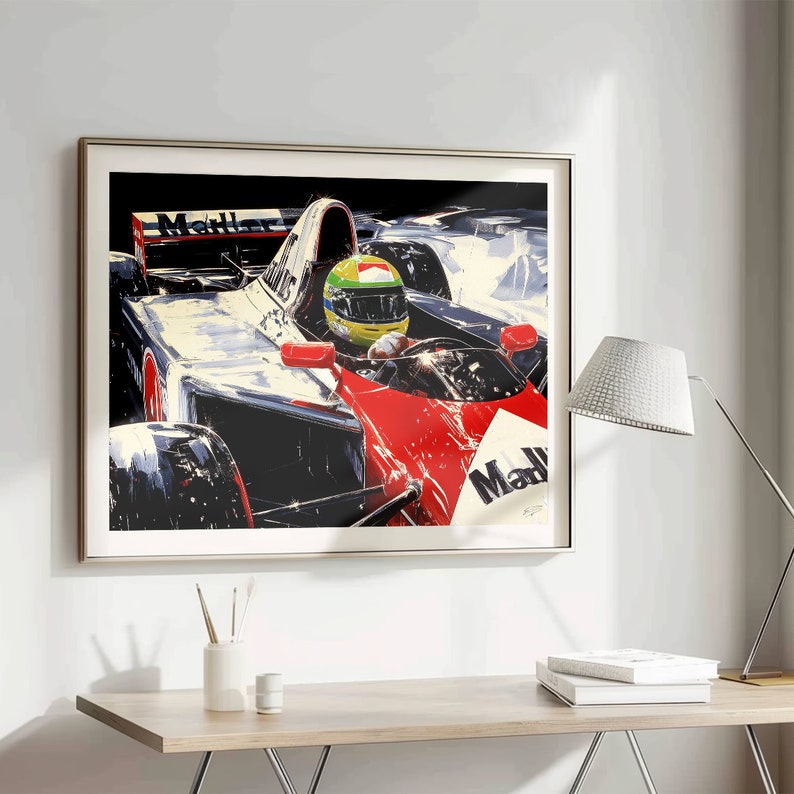 Op de afbeelding: Een zwarte en rode Formule 1-raceauto met een bestuurder die een groen-gele helm draagt. De auto heeft het woord "Marlboro" aan de zijkant en het woord "Maldonado" aan de achterkant.