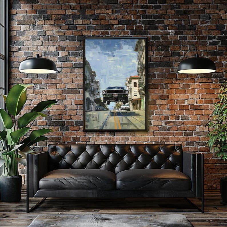 Op de afbeelding: Een zwart ingelijste poster met een schilderij van een groene auto die over een straat in de stad vliegt. De auto hangt in de lucht, met de gebouwen van de stad en de straat eronder.