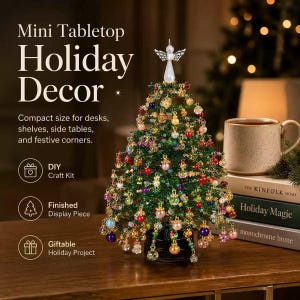 Peut inclure: Un sapin de Noël miniature de table en fil perlé vert, orné d'ornements suspendus colorés et d'un ange blanc au sommet. Le texte indique : Mini Tabletop Holiday Decor, Compact size for desks, shelves, side tables, and festive corners.