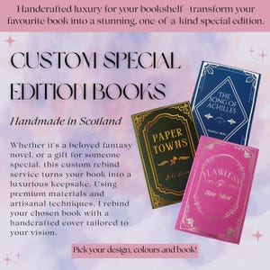 Peut inclure: Image de livres d'édition spéciale personnalisés. L'image présente trois livres avec des couvertures uniques en vert, bleu et rose. Les titres "Paper Towns", "The Song of Achilles" et "Flawless" sont visibles. Le texte "Custom Special Edition Books" est également présent.