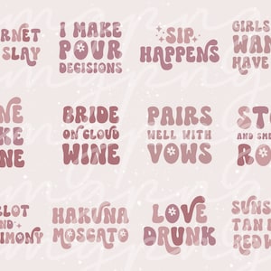 Op de afbeelding: Een set van 10 roze en witte digitale illustraties met tekst over wijn. De tekst bevat zinnen als "Cabernet then slay", "I make pour decisions", "Sip happens", "Girls just wanna have wine", "Fine like wine", "Bride on cloud wine", "Pairs well with vows", "Stop and smell the rose", "Merlot and matrimony", "Hakuna Moscato", "Love drunk" en "Sunshine tan lines red wine".