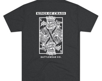 Może przedstawiać: Szary t-shirt z białym nadrukiem karty do gry przedstawiającej króla z czaszką z tekstem "Kings of Chaos" i "Battlewear Co."