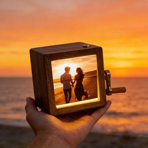 Caja de fotos de madera personalizada con animación: libro ilustrado con manivela y luz, regalo único para aniversarios, cumpleaños y bodas.