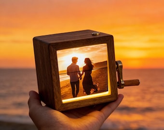 Caja de fotos de madera personalizada con animación: libro ilustrado con manivela y luz, regalo único para aniversarios, cumpleaños y bodas.
