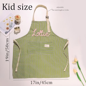 Personalisierte handbestickte Schürze, personalisierte Schürze, Küchenschürze, benutzerdefinierte Kochschürze mit Tasche, Geschenk für Mama, Muttertagsgeschenk Green Kid