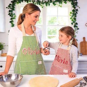 Personalisierte handbestickte Schürze, personalisierte Schürze, Küchenschürze, benutzerdefinierte Kochschürze mit Tasche, Geschenk für Mama, Muttertagsgeschenk Bild 14