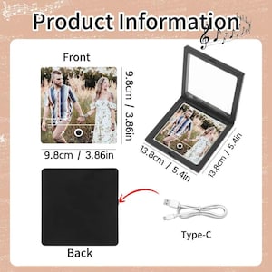 Pode incluir: Moldura de foto flutuante preta com uma foto de um casal, dimens&otilde;es 13,8 cm por 13,8 cm. A imagem tamb&eacute;m mostra a frente e as costas da moldura e um cabo USB Tipo-C. O texto "Product Information" est&aacute; no topo.