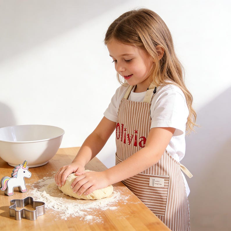 Personalisierte handbestickte Schürze, personalisierte Schürze, Küchenschürze, benutzerdefinierte Kochschürze mit Tasche, Geschenk für Mama, Muttertagsgeschenk Bild 3