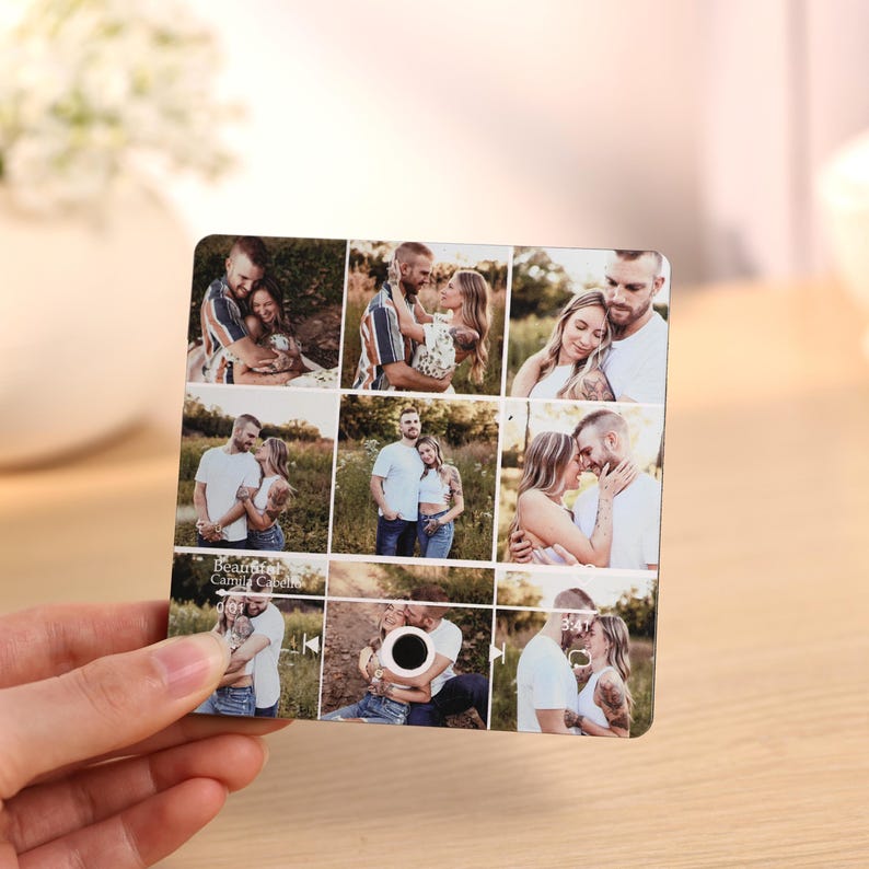 Pode incluir: Uma impress&atilde;o fotogr&aacute;fica quadrada com nove imagens de um casal em v&aacute;rias poses. As imagens s&atilde;o dispostas em uma grade, mostrando uma s&eacute;rie de momentos rom&acirc;nticos. A impress&atilde;o &eacute; segurada por uma m&atilde;o.