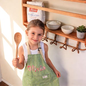 Personalisierte handbestickte Schürze, personalisierte Schürze, Küchenschürze, benutzerdefinierte Kochschürze mit Tasche, Geschenk für Mama, Muttertagsgeschenk Bild 16