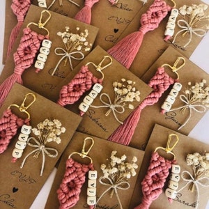 Massen-Makramee Boho Keychain Weddin Geschenke, personalisierte Boho Engagament Gefälligkeiten für Gäste Boho Partygeschenke, Boho Taufegeschenke, Namensschlüssel