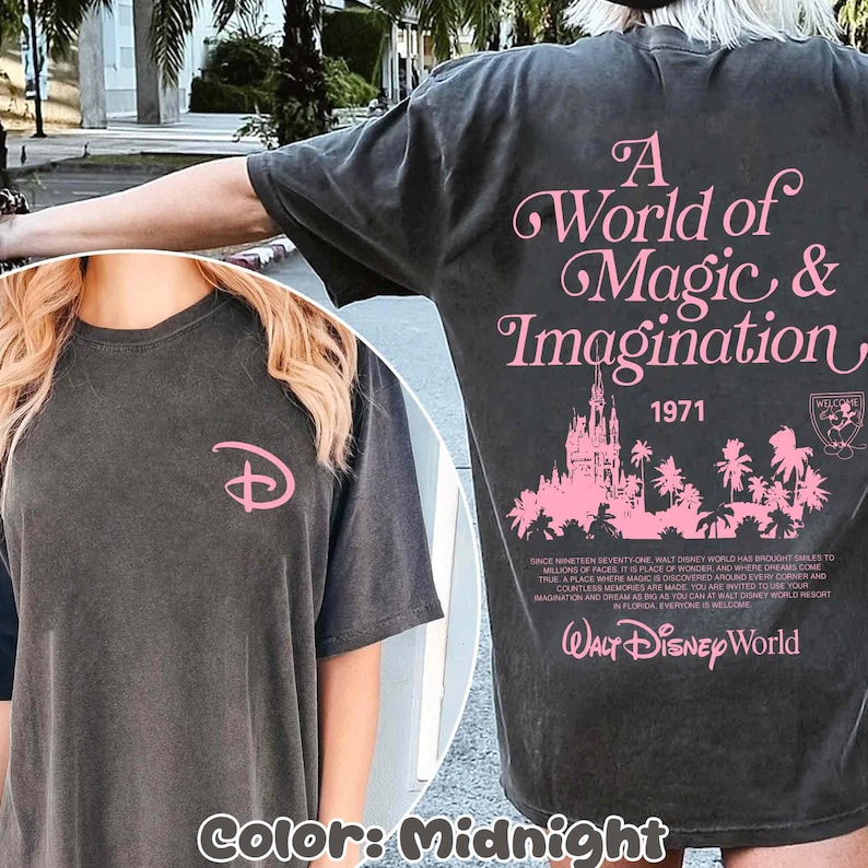 Puede incluir: Camiseta azul medianoche con un logotipo rosa de Disney en la parte delantera. La parte trasera presenta el texto "A World of Magic & Imagination 1971" con un castillo y palmeras rosas. La camiseta tambi&eacute;n tiene el texto "Walt Disney World".