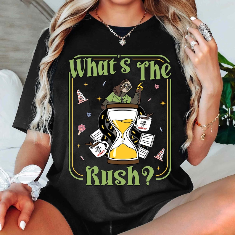 Camiseta vintage de Zootopia 2 con Flash y perezoso, camiseta con el reloj de arena "What's the Rush" y atuendos a juego para las vacaciones familiares en Disney. imagen 2