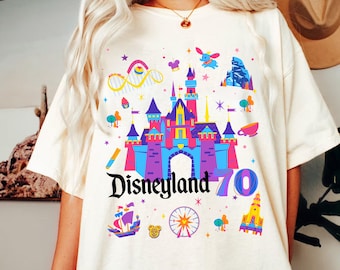 Koszulka z okazji 70. rocznicy Disneylandu w stylu vintage, kolorowa koszulka z zamkiem Śpiącej Królewny, grafika z ikonami parku w stylu retro, rodzinne stroje na wycieczkę do Disneylandu