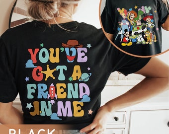 Camiseta Comfort Colors com estampa dupla face dos personagens Mickey e Toy Story: "Você tem um amigo em mim", Buzz, Woody e Slinky. Camiseta retrô, viagem de 2026.