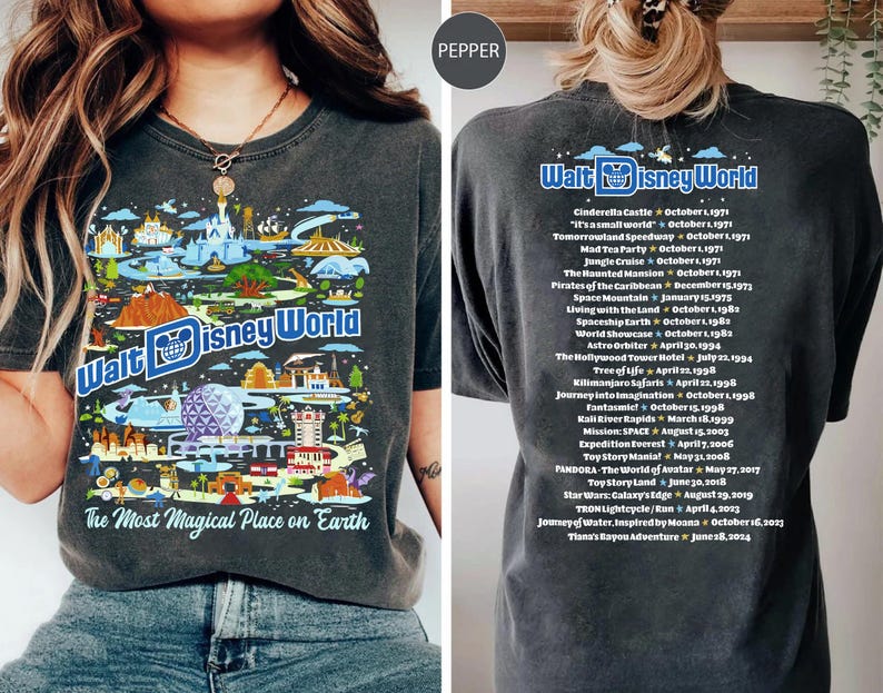 Pu&ograve; includere: Una maglietta grigia scura con un'illustrazione colorata di Walt Disney World, che include attrazioni e monumenti iconici. Il testo "Walt Disney World" e "The Most Magical Place on Earth" sono stampati sulla maglietta. Il retro della maglietta presenta un elenco delle attrazioni di Walt Disney World e delle loro date di apertura.