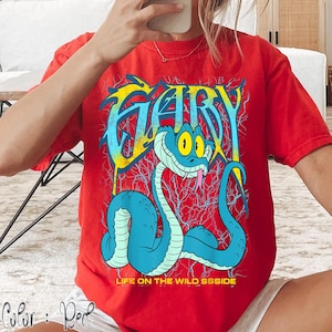 Op de afbeelding: Een witte keramische mok met een zwart handvat en de tekst "But First, Coffee" in een zwarte, handgeschreven lettertype. De mok staat op een wit oppervlak.