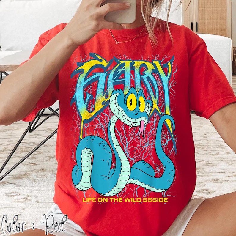 Op de afbeelding: Een witte keramische mok met een zwart handvat en de tekst "But First, Coffee" in een zwarte, handgeschreven lettertype. De mok staat op een wit oppervlak.