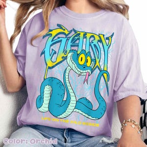 Op de afbeelding: Een witte keramische mok met een zwart handvat en de tekst "But First, Coffee" in een vetgedrukte, zwarte letter. De mok staat tegen een neutrale achtergrond, wat het eenvoudige ontwerp benadrukt.