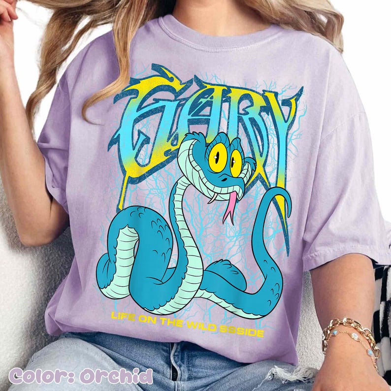 Op de afbeelding: Een witte keramische mok met een zwart handvat en de tekst "But First, Coffee" in een vetgedrukte, zwarte letter. De mok staat tegen een neutrale achtergrond, wat het eenvoudige ontwerp benadrukt.