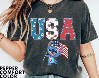 Stitch con bandiera USA, maglietta "Happy 4th of July Comfort Colors", Lilo e Stitch, maglietta per il Giorno dell'Indipendenza 2024, Disney Patriottico, Libertà USA