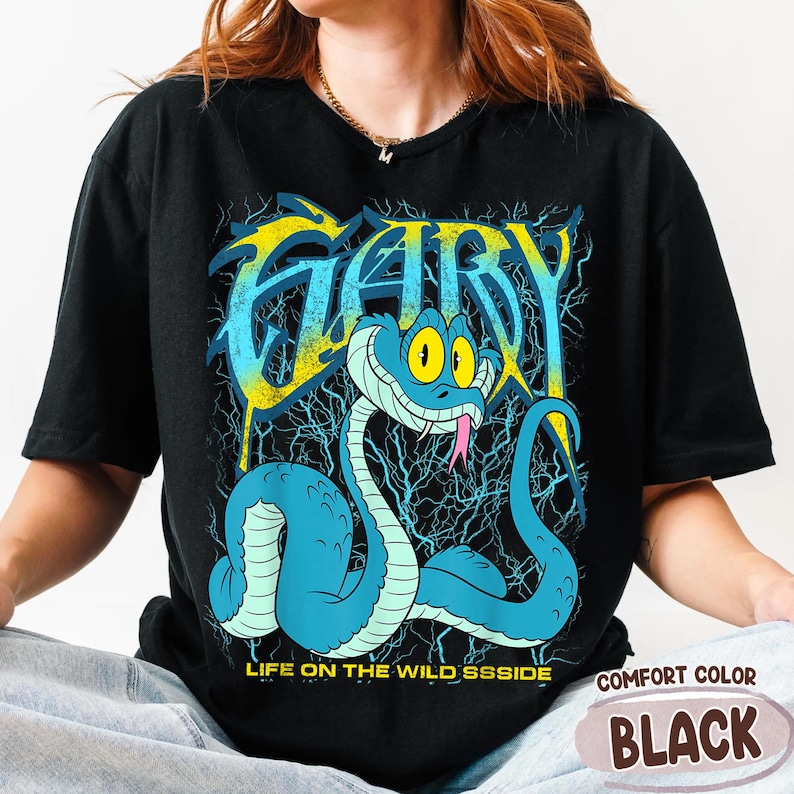 Op de afbeelding: Set van drie keramische mokken met een gespikkelde, matte afwerking. De mokken zijn in cr&egrave;me, lichtgrijs en donkergrijs. Elke mok heeft een eenvoudig, minimalistisch ontwerp.