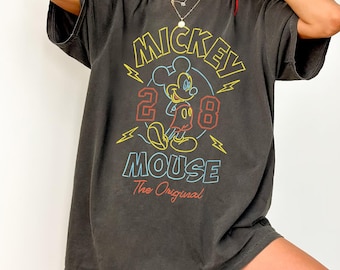 ヴィンテージディズニーミッキーマウス28シャツ、オリジナルネオンサインスタイルTシャツ、レトロミッキークラシックグラフィック、ディズニーランドファミリー旅行マッチング